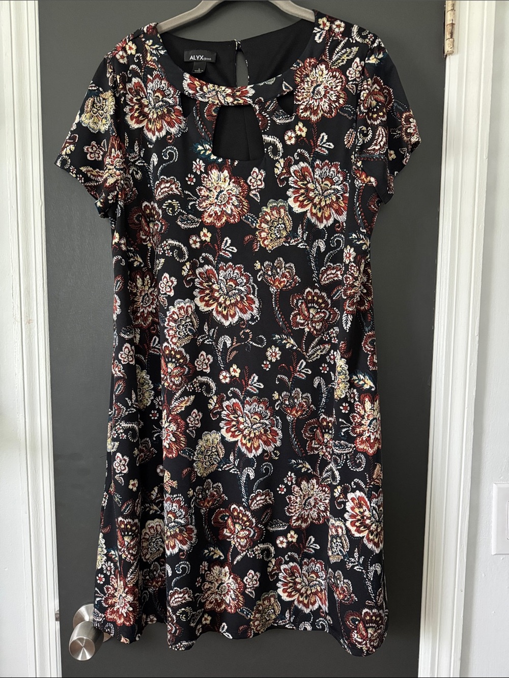 Alyx Black Floral Keyhole Shift Dress with Red and Cream Accents. Size Large L